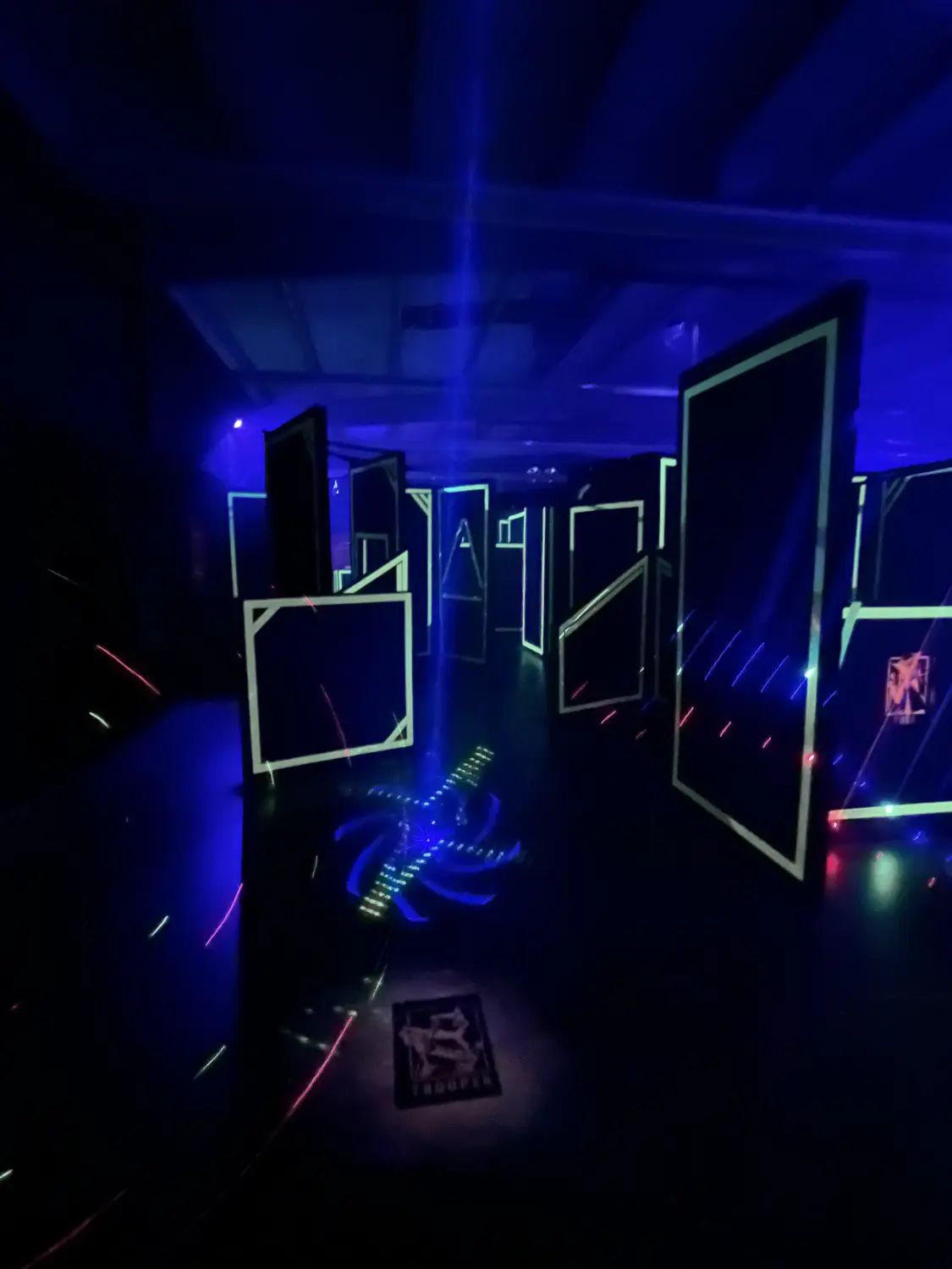 Laser Tag Verden, Spielzimmer mit grünen Neonlichtern