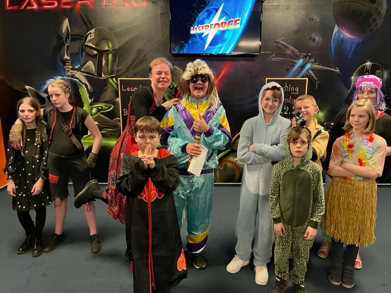 Laser Tag Verden, Debora Dobias steht mit Kindern in einem Raum für ein Gruppenfoto